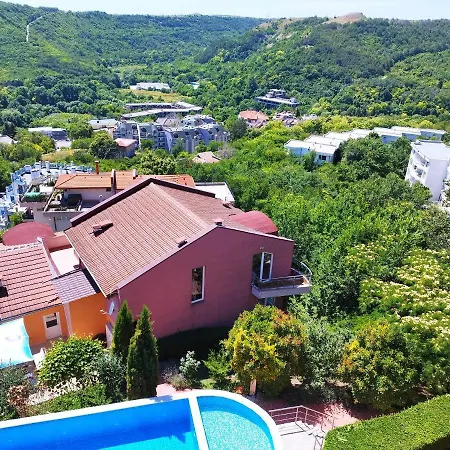 Green, Quiet And Beautiful! Apartment